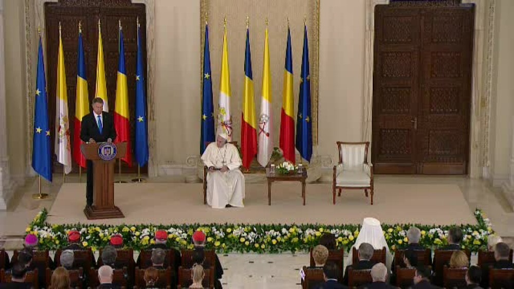Papa în România. Reacția românilor când l-au întâlnit pe drum prin Capitală - Imaginea 8