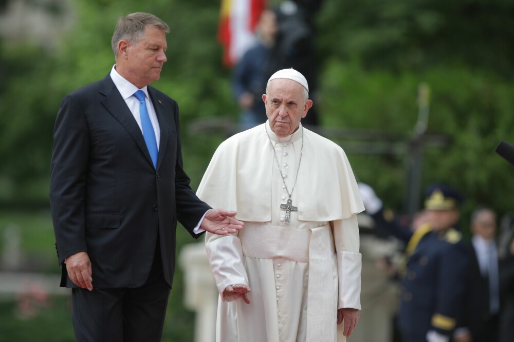 Papa în România. Reacția românilor când l-au întâlnit pe drum prin Capitală - Imaginea 7