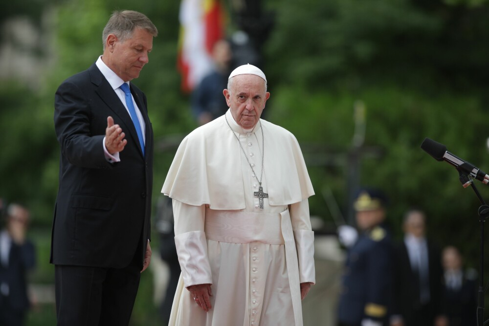 Papa în România. Reacția românilor când l-au întâlnit pe drum prin Capitală - Imaginea 6