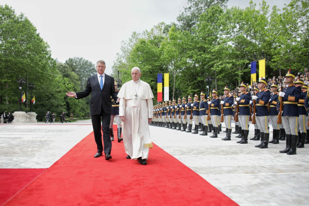 Papa în România. Reacția românilor când l-au întâlnit pe drum prin Capitală - Imaginea 5