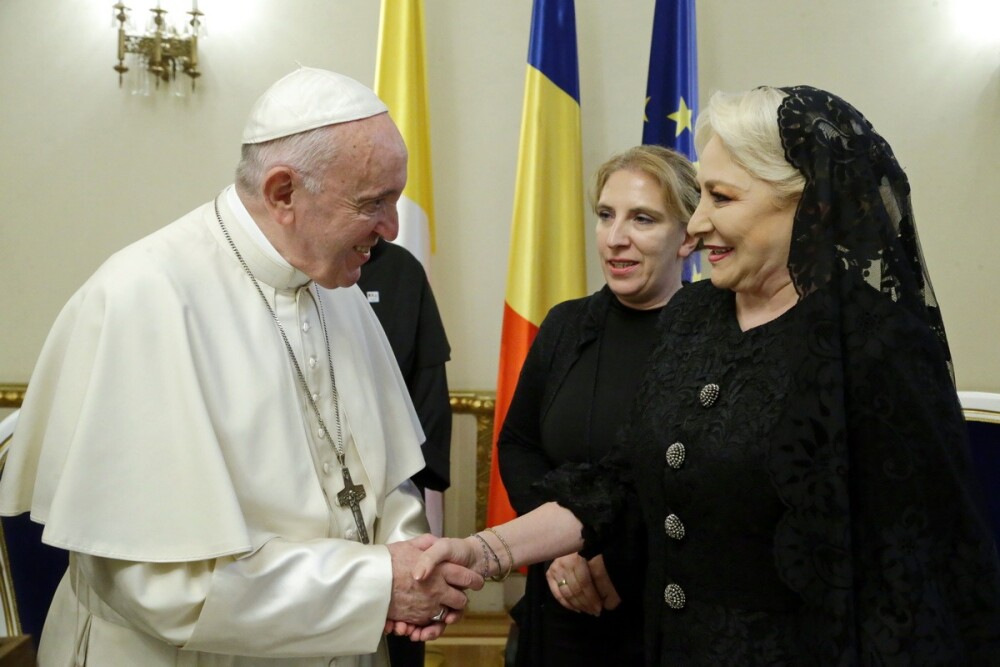 Papa în România. Reacția românilor când l-au întâlnit pe drum prin Capitală - Imaginea 4
