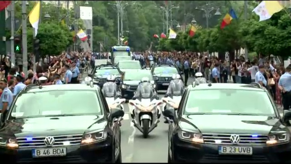 Papa în România. Reacția românilor când l-au întâlnit pe drum prin Capitală - Imaginea 1