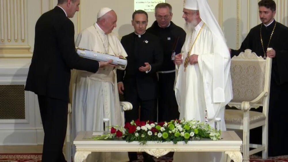 Ce cadouri a primit Papa Francisc de la Patriarhul Daniel. GALERIE FOTO - Imaginea 10
