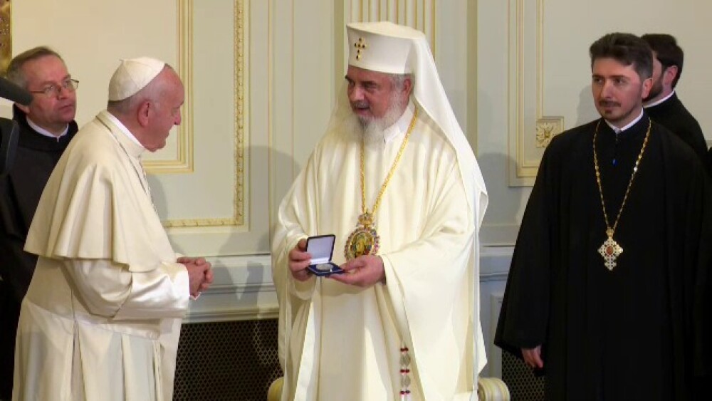 Ce cadouri a primit Papa Francisc de la Patriarhul Daniel. GALERIE FOTO - Imaginea 9