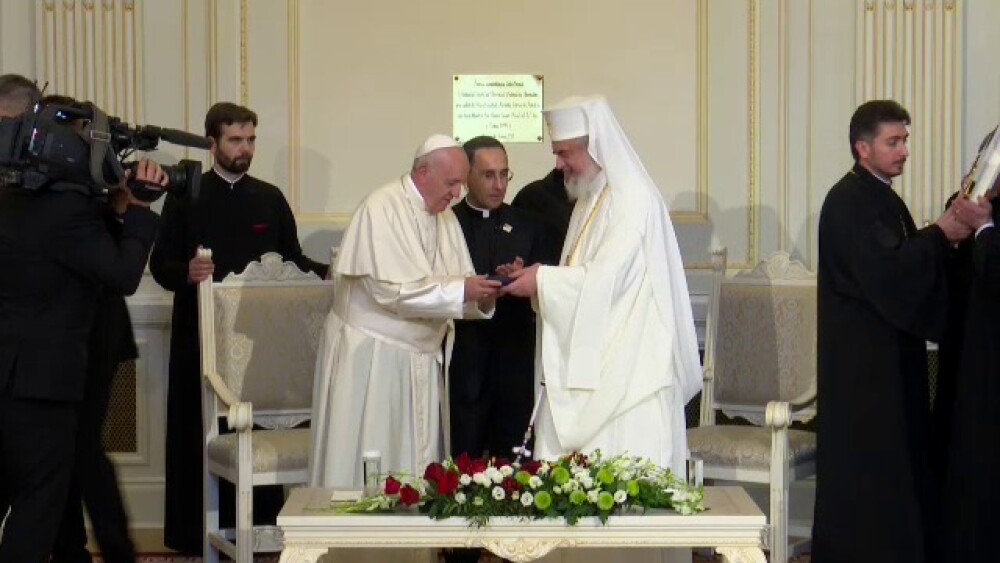Ce cadouri a primit Papa Francisc de la Patriarhul Daniel. GALERIE FOTO - Imaginea 2