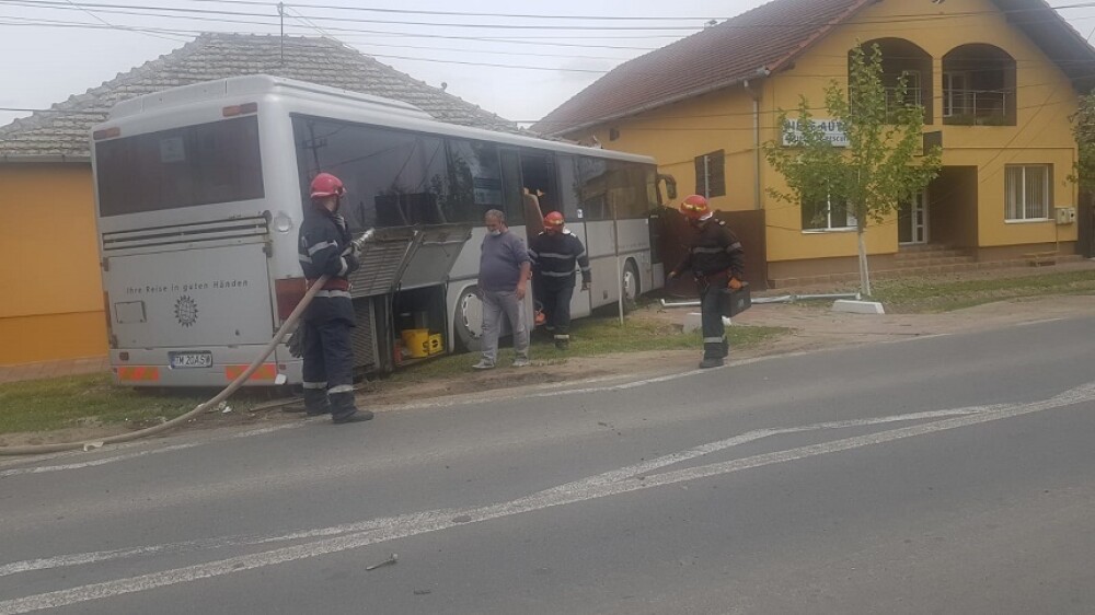 Accident violent în Timiș. Un autocar plin cu oameni a lovit o mașină și a intrat într-o casă - Imaginea 1