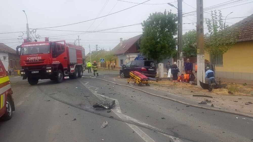 Accident violent în Timiș. Un autocar plin cu oameni a lovit o mașină și a intrat într-o casă - Imaginea 3