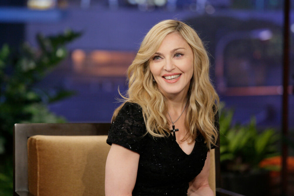 Madonna, în lenjerie de dantelă neagră înaintea unui tratament de regenerare. Galerie foto - Imaginea 1