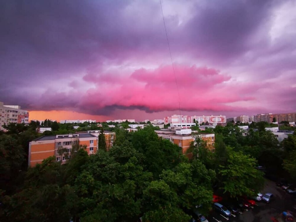 GALERIE FOTO. Cerul Capitalei, „pictat” în culori spectaculoase. Care este explicația științifică - Imaginea 3