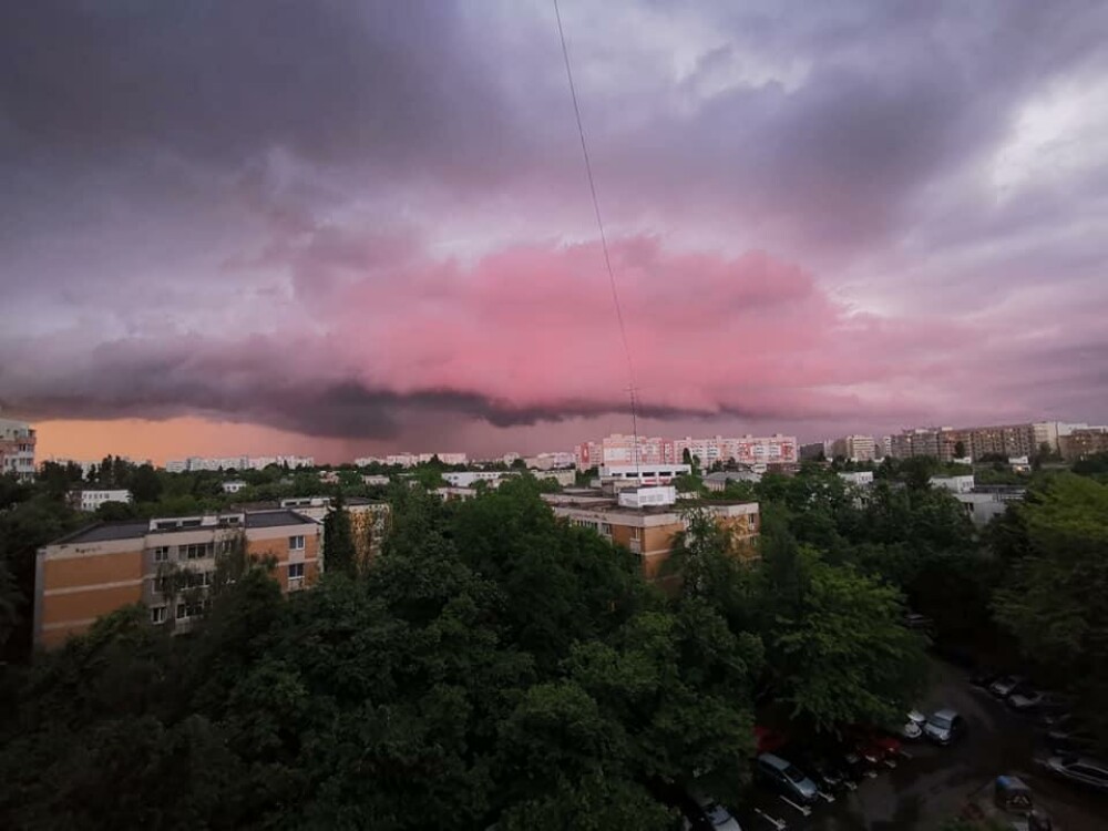GALERIE FOTO. Cerul Capitalei, „pictat” în culori spectaculoase. Care este explicația științifică - Imaginea 4