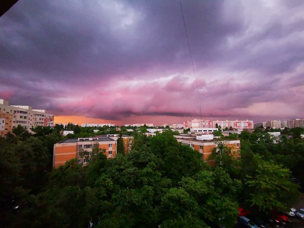 GALERIE FOTO. Cerul Capitalei, „pictat” în culori spectaculoase. Care este explicația științifică - Imaginea 6