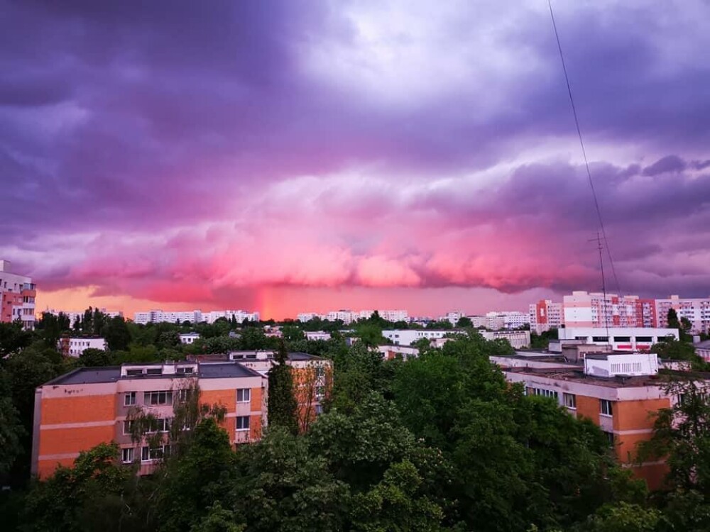 GALERIE FOTO. Cerul Capitalei, „pictat” în culori spectaculoase. Care este explicația științifică - Imaginea 7
