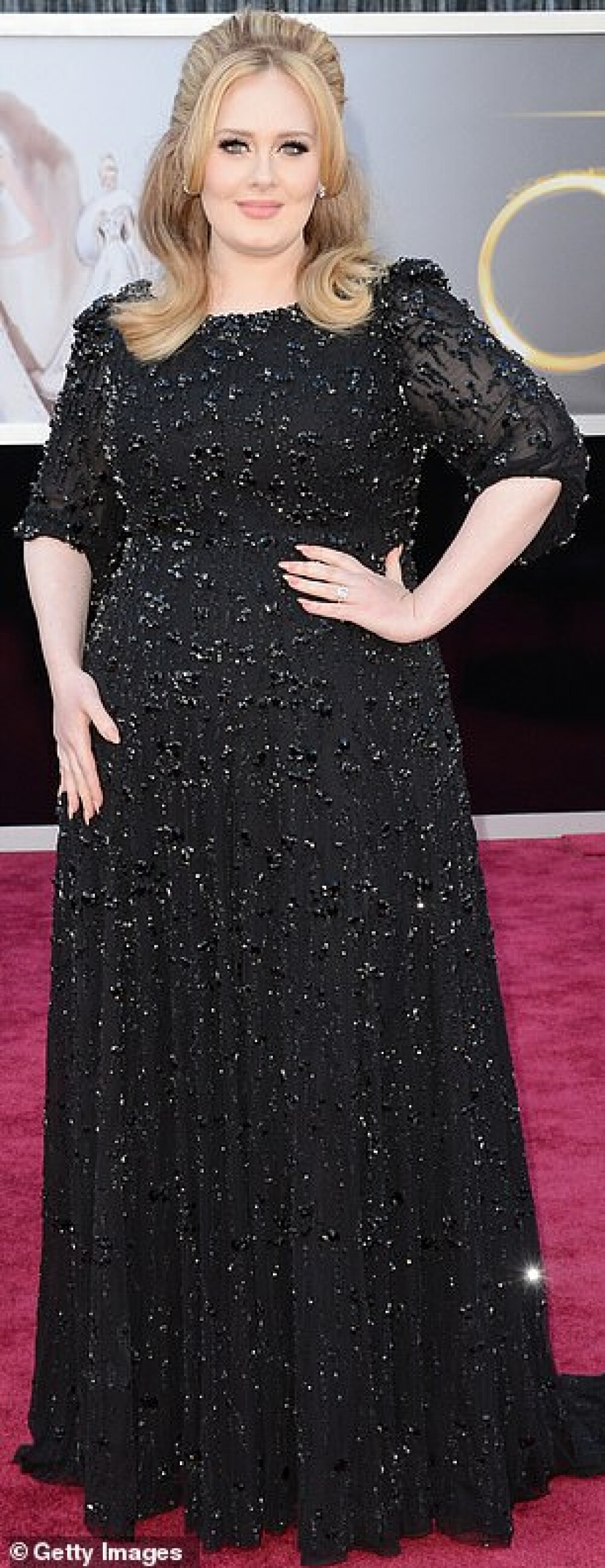 Adele arată de nerecunoscut după ce a slăbit 50 de kg. Cum arată la 32 de ani - Imaginea 1