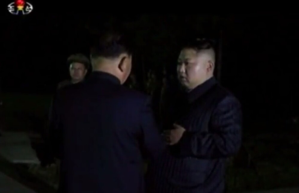 A fost Kim Jong Un înlocuit de o sosie? Dictatorul, filmat în 2017 alături de dublurile sale - Imaginea 1