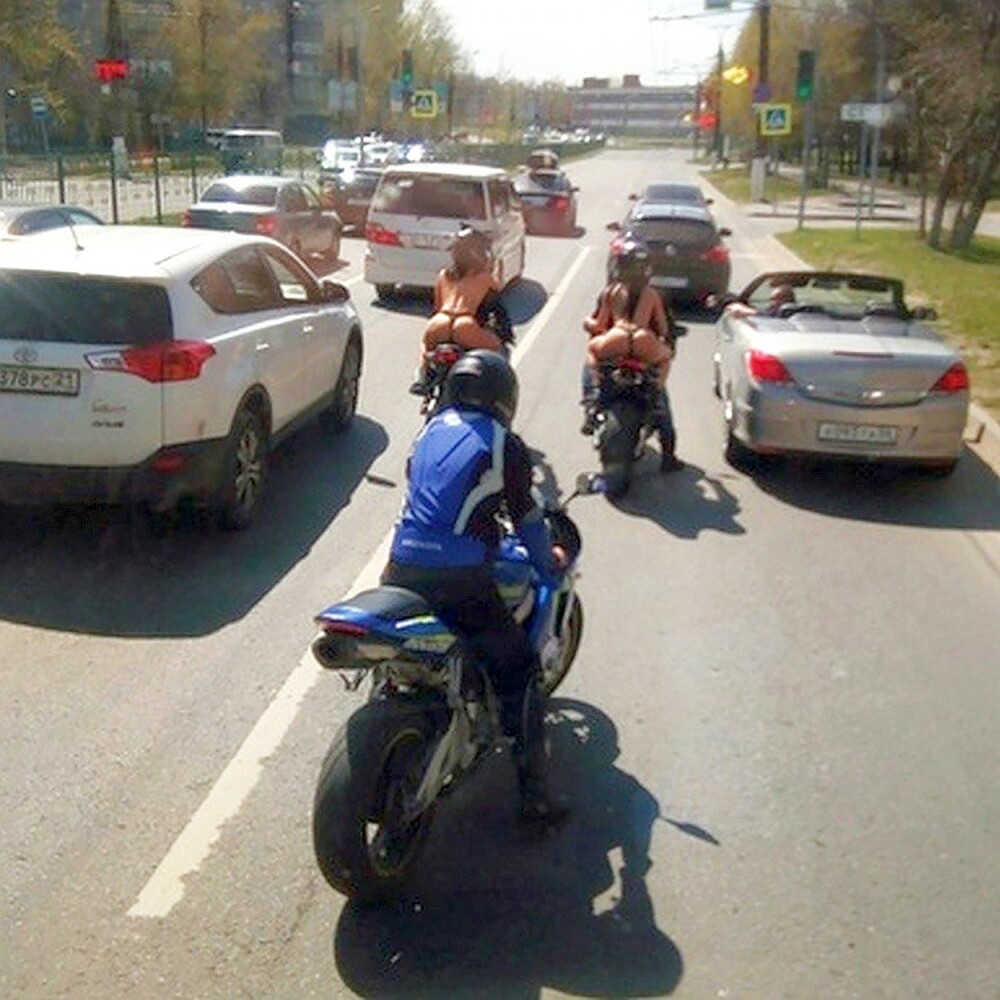Tinere în bikini minusculi pe motociclete, în ciuda restricţiilor. Reacţia poliţiei. GALERIE FOTO - Imaginea 1