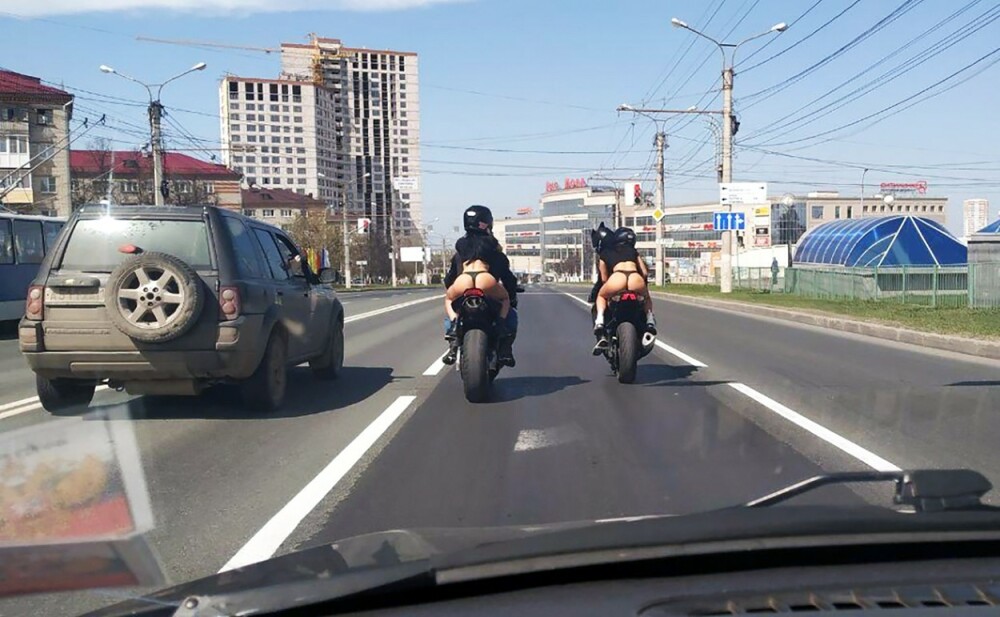 Tinere în bikini minusculi pe motociclete, în ciuda restricţiilor. Reacţia poliţiei. GALERIE FOTO - Imaginea 7