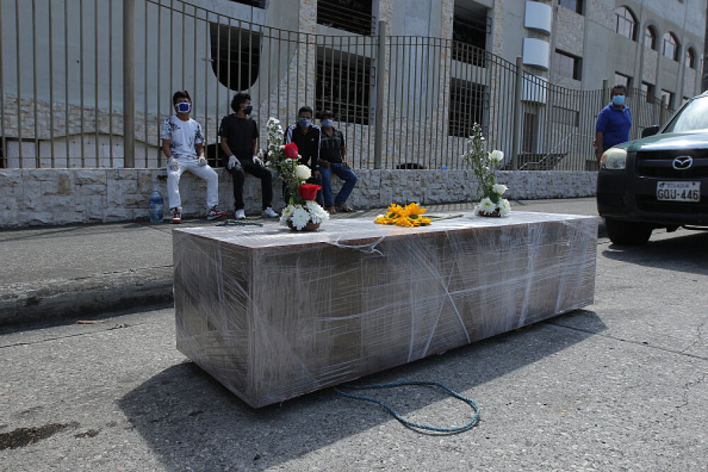 Sute de cadavre depozitate pe străzi sau pierdute în spitale și morgi într-un oraș din Ecuador. GALERIE FOTO - Imaginea 11