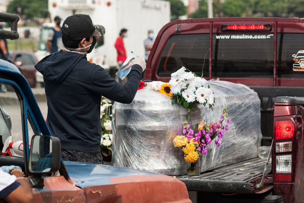 Sute de cadavre depozitate pe străzi sau pierdute în spitale și morgi într-un oraș din Ecuador. GALERIE FOTO - Imaginea 8
