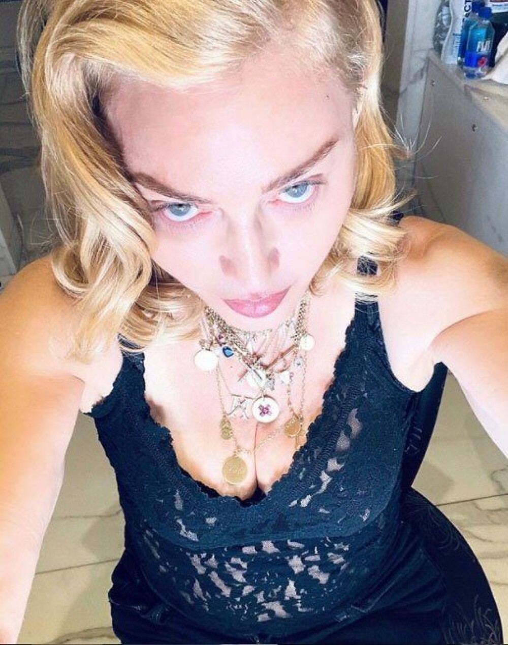 Madonna, în lenjerie de dantelă neagră înaintea unui tratament de regenerare. Galerie foto - Imaginea 4