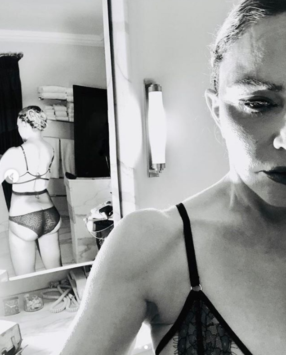 Madonna, în lenjerie de dantelă neagră înaintea unui tratament de regenerare. Galerie foto - Imaginea 5