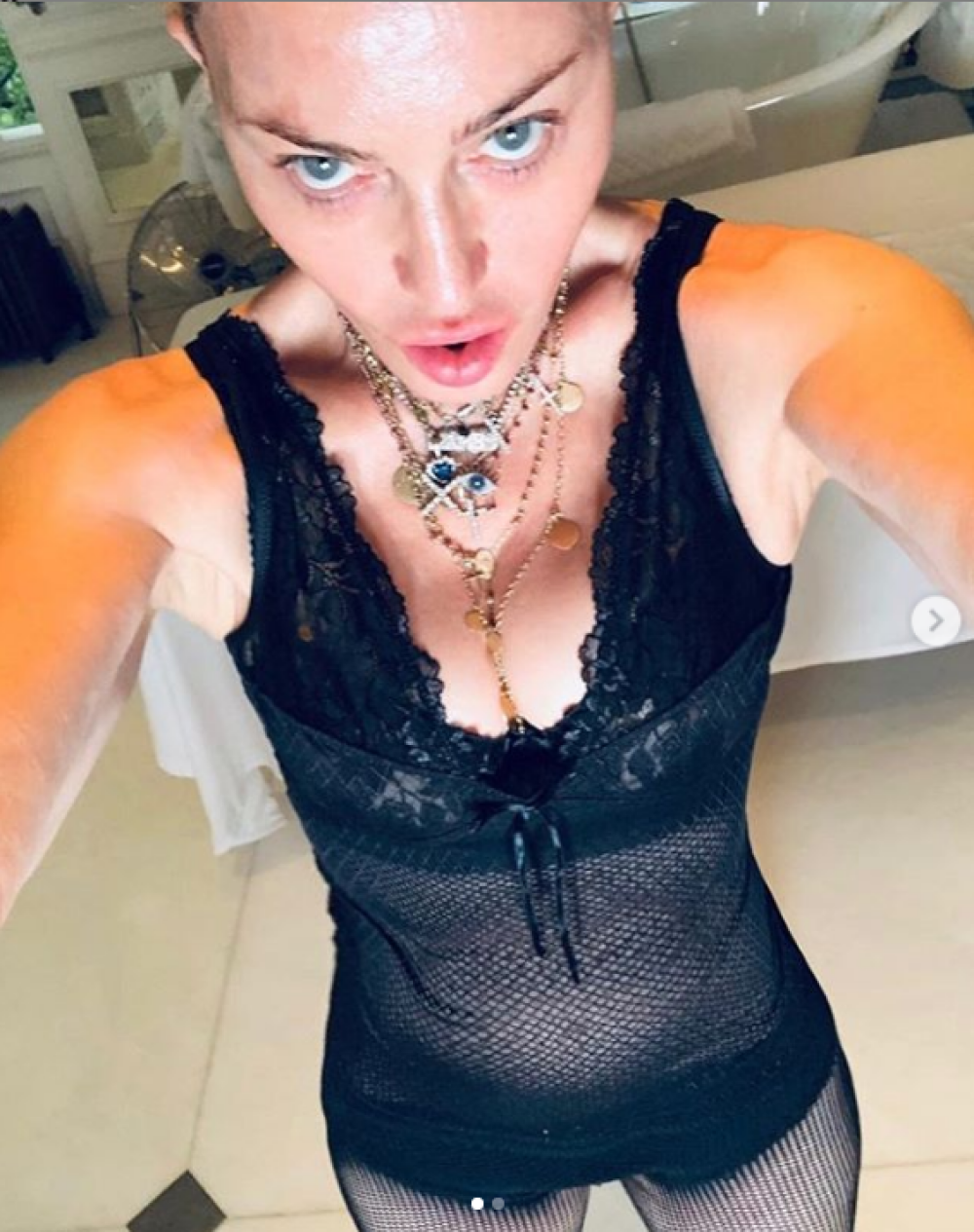 Madonna, în lenjerie de dantelă neagră înaintea unui tratament de regenerare. Galerie foto - Imaginea 6