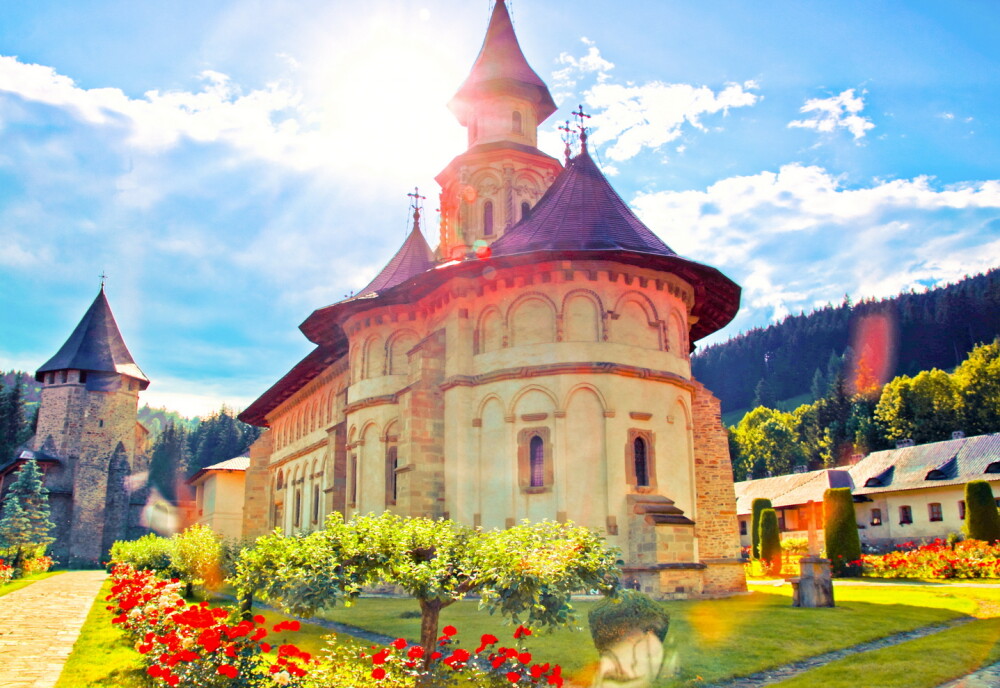 Mănăstirea Putna. Bijuteria din Suceava ctitorită de Ștefan cel Mare, pe care trebuie să o vizitezi măcar o dată - Imaginea 2