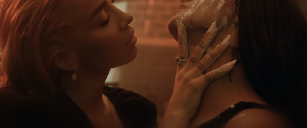 VIDEO: Antonia a lansat un clip cu scene senzuale între ea și o femeie: ”Cam indecent” - Imaginea 2