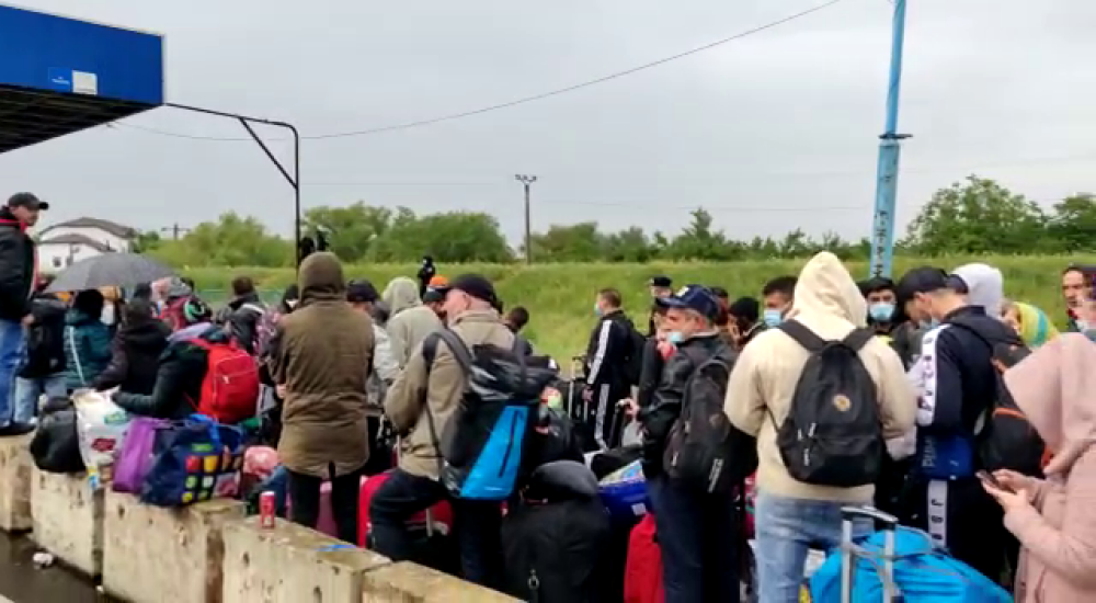 Cozi uriașe la intrarea în ţară din Ungaria. Sute de oameni stau înghesuiți, fără distanțare - Imaginea 4