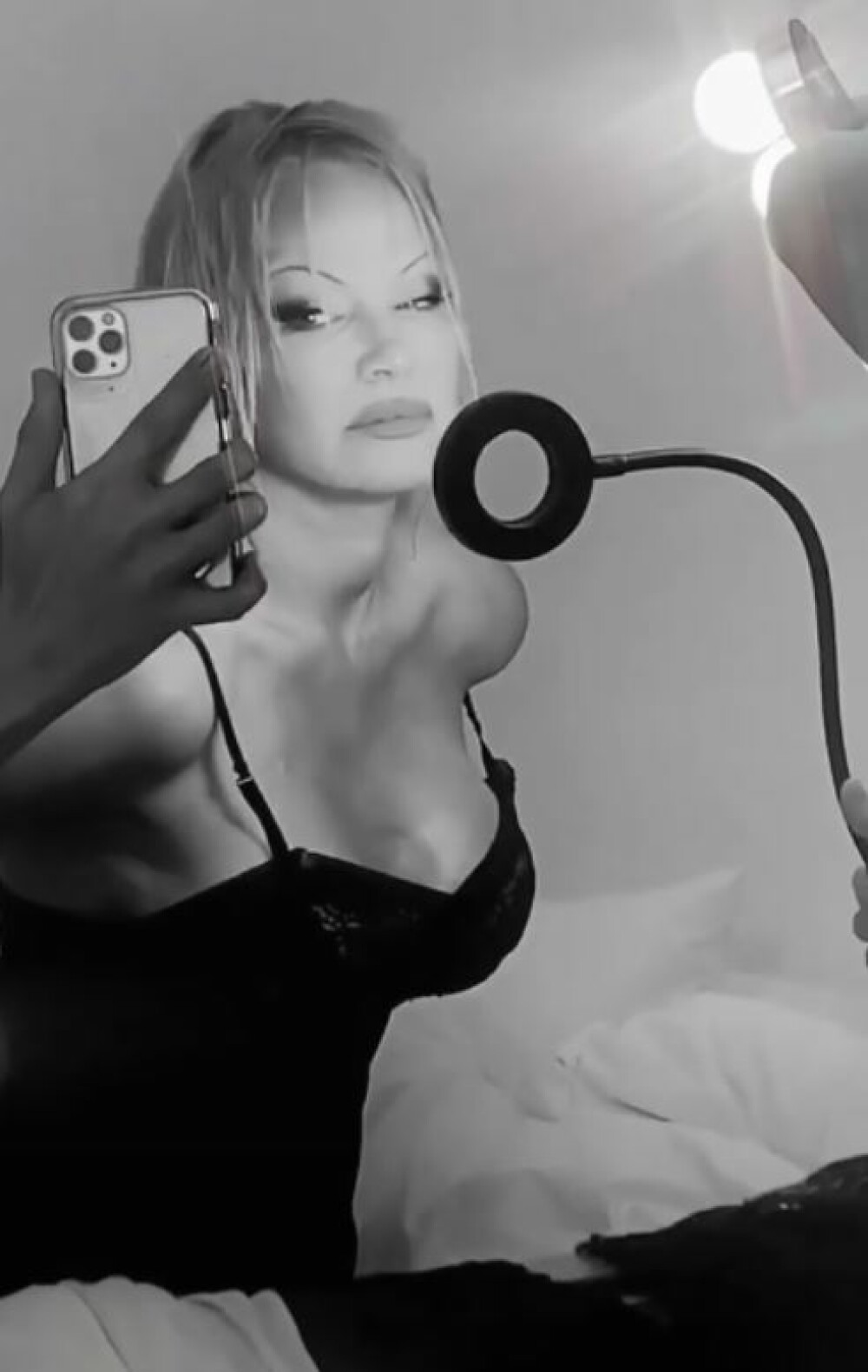 Pamela Anderson, reclamă la un serviciu de videochat în lenjerie intimă - Imaginea 6