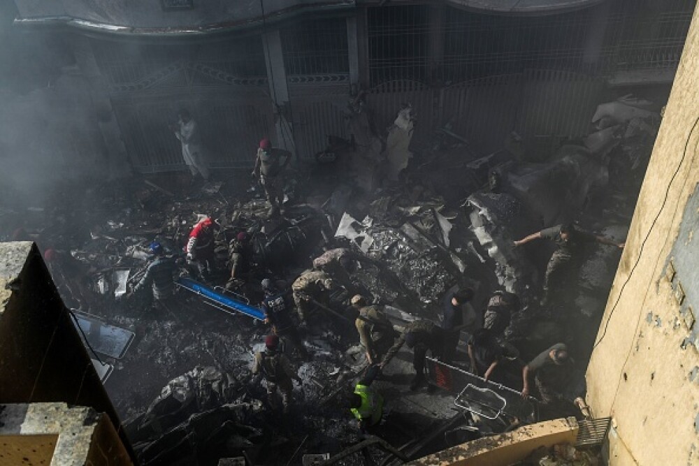 Un avion cu aproape 100 de oameni la bord s-a prăbușit într-o zonă rezidențială din Pakistan - Imaginea 14