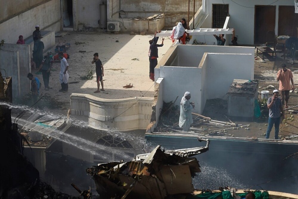 Un avion cu aproape 100 de oameni la bord s-a prăbușit într-o zonă rezidențială din Pakistan - Imaginea 13