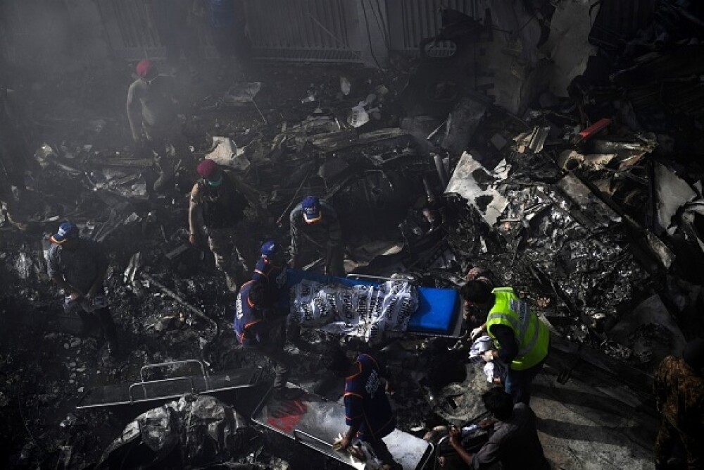 Un avion cu aproape 100 de oameni la bord s-a prăbușit într-o zonă rezidențială din Pakistan - Imaginea 12