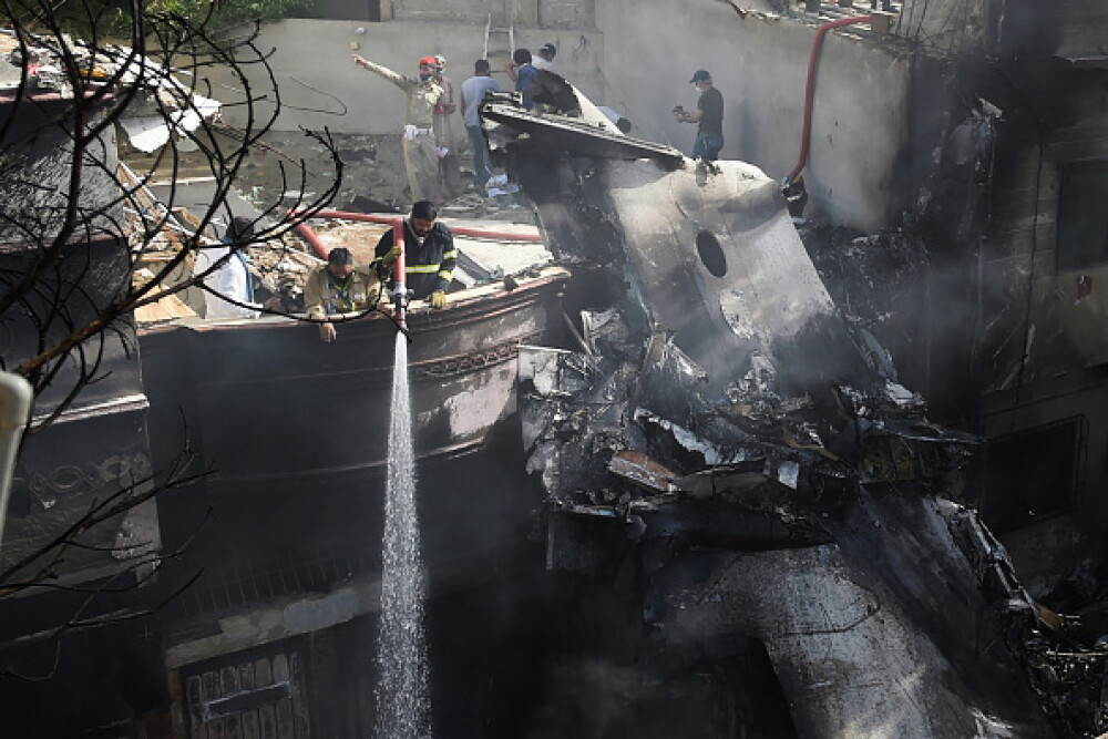 Un avion cu aproape 100 de oameni la bord s-a prăbușit într-o zonă rezidențială din Pakistan - Imaginea 11