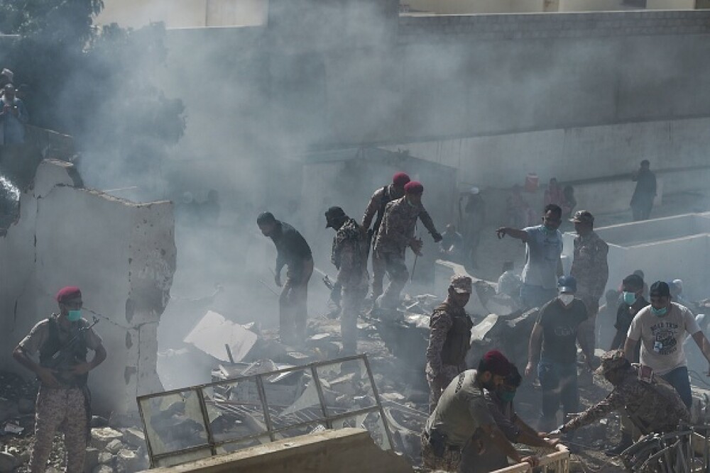 Un avion cu aproape 100 de oameni la bord s-a prăbușit într-o zonă rezidențială din Pakistan - Imaginea 9