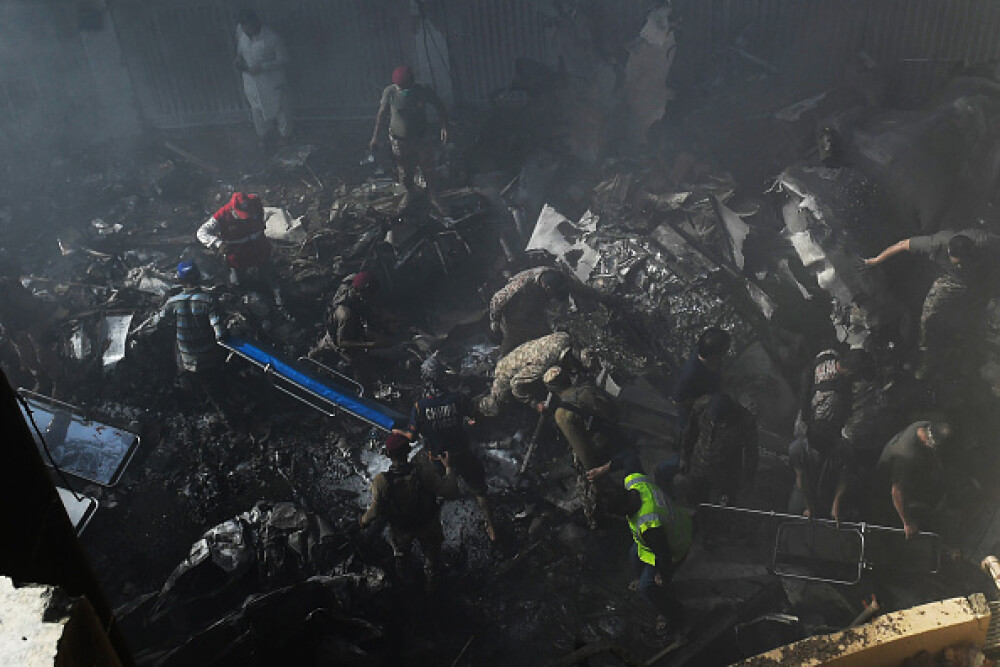Un avion cu aproape 100 de oameni la bord s-a prăbușit într-o zonă rezidențială din Pakistan - Imaginea 8
