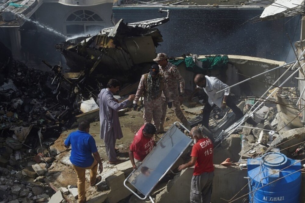 Un avion cu aproape 100 de oameni la bord s-a prăbușit într-o zonă rezidențială din Pakistan - Imaginea 7