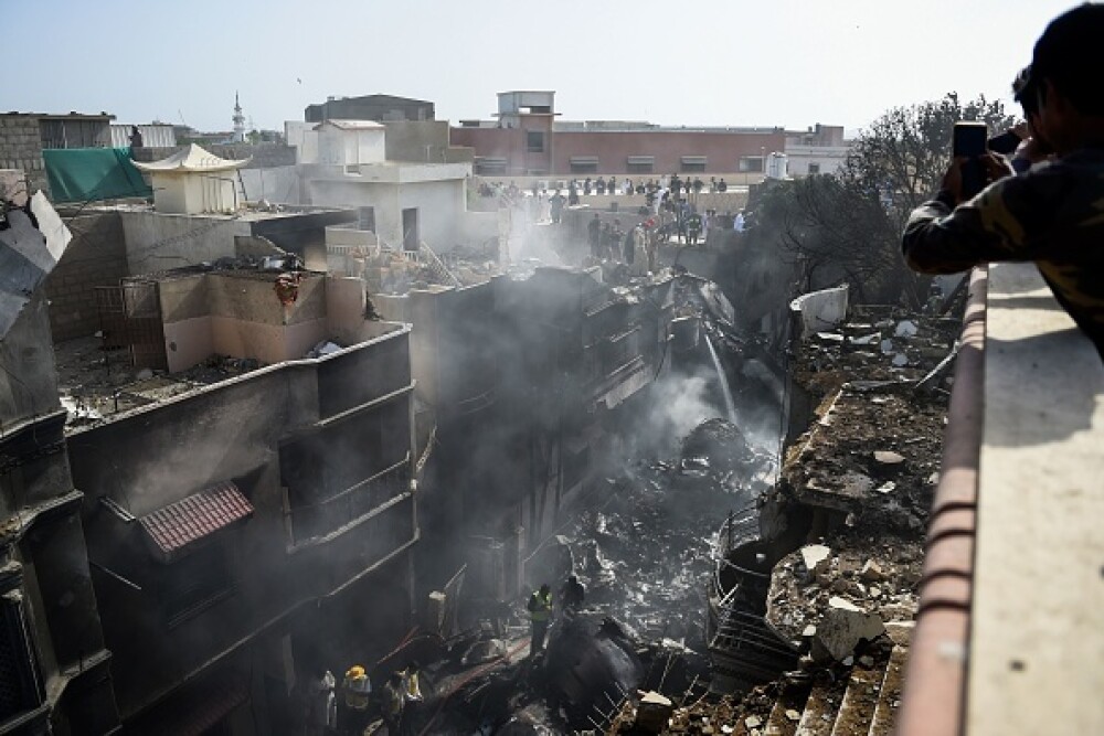 Un avion cu aproape 100 de oameni la bord s-a prăbușit într-o zonă rezidențială din Pakistan - Imaginea 6