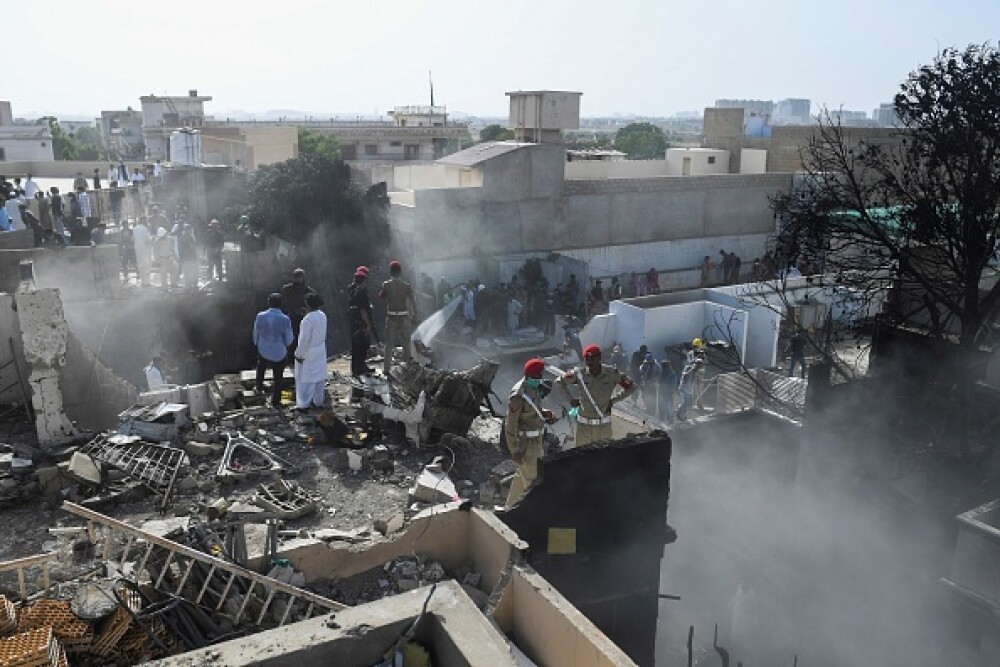 Un avion cu aproape 100 de oameni la bord s-a prăbușit într-o zonă rezidențială din Pakistan - Imaginea 5