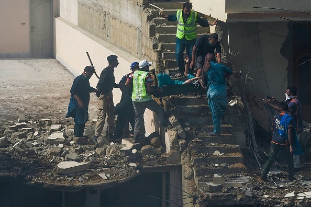 Un avion cu aproape 100 de oameni la bord s-a prăbușit într-o zonă rezidențială din Pakistan - Imaginea 4