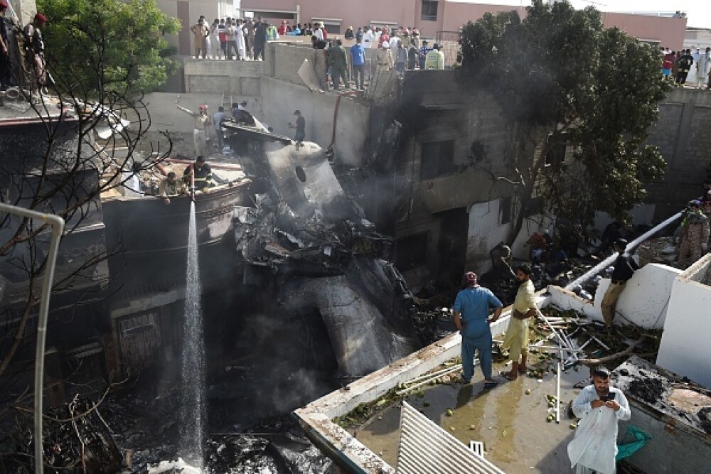 Un avion cu aproape 100 de oameni la bord s-a prăbușit într-o zonă rezidențială din Pakistan - Imaginea 3