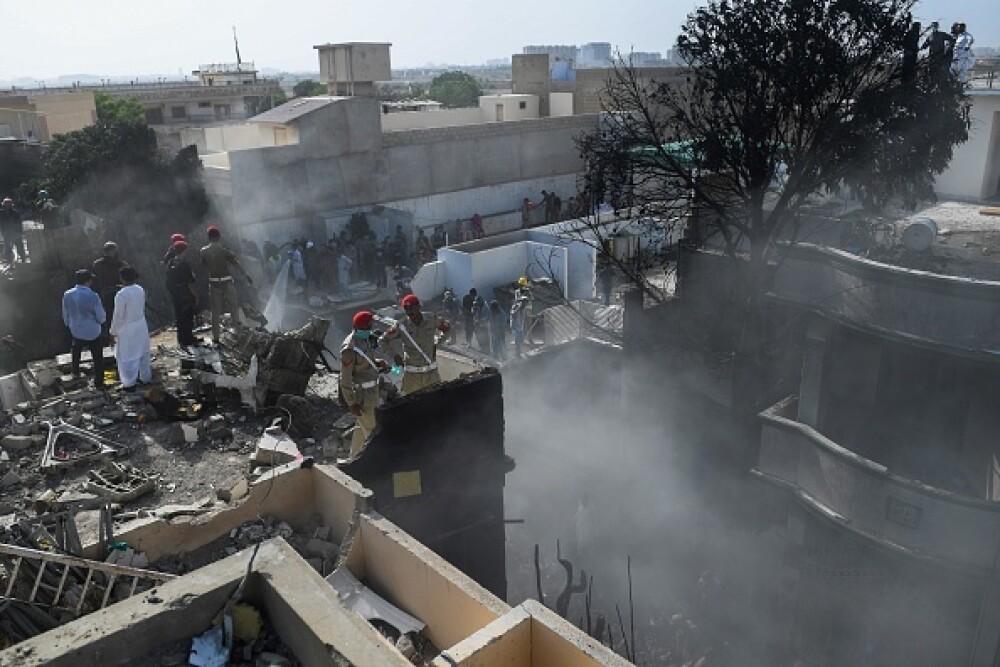 Un avion cu aproape 100 de oameni la bord s-a prăbușit într-o zonă rezidențială din Pakistan - Imaginea 1