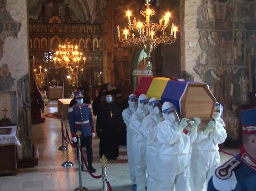 ÎPS Pimen, înmormântat la Mănăstirea Sihăstria Putnei. Sicriul, purtat de bărbați în combinezoane - Imaginea 1