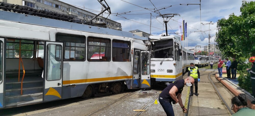 Accident grav în București. Șapte oameni sunt răniți după ce două tramvaie s-au ciocnit - Imaginea 1
