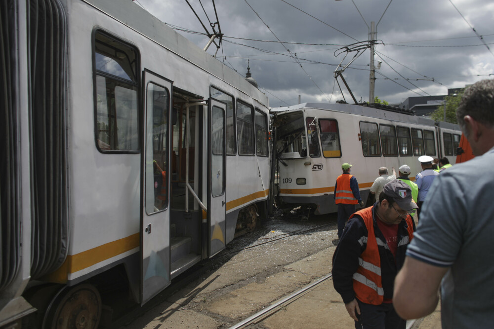 Accident grav în București. Șapte oameni sunt răniți după ce două tramvaie s-au ciocnit - Imaginea 2
