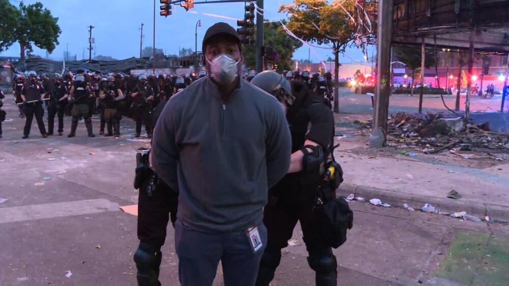 Violențele continuă în Minneapolis. Jurnaliști CNN, arestați când transmiteau LIVE - Imaginea 1