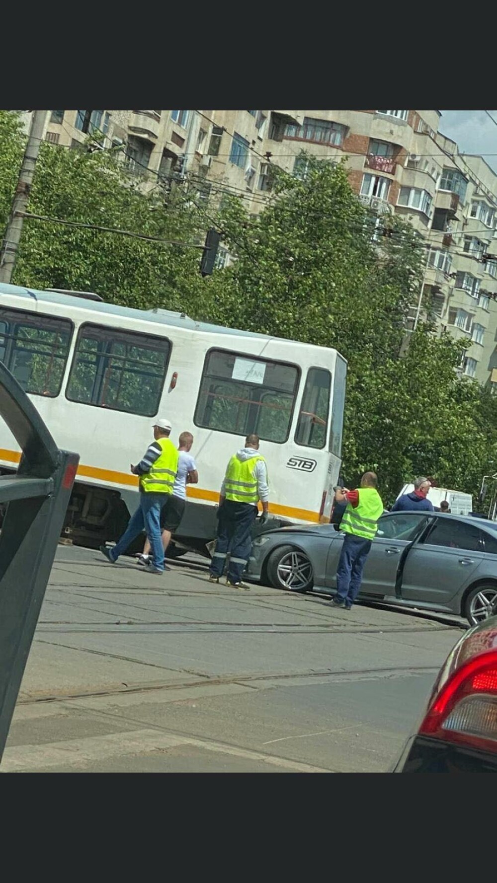 Un tramvai a deraiat și a lovit puternic un autoturism, într-o intersecție din București - Imaginea 2