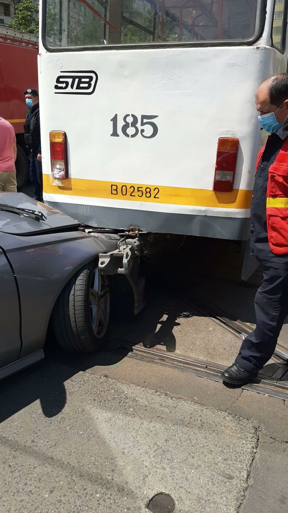Un tramvai a deraiat și a lovit puternic un autoturism, într-o intersecție din București - Imaginea 3