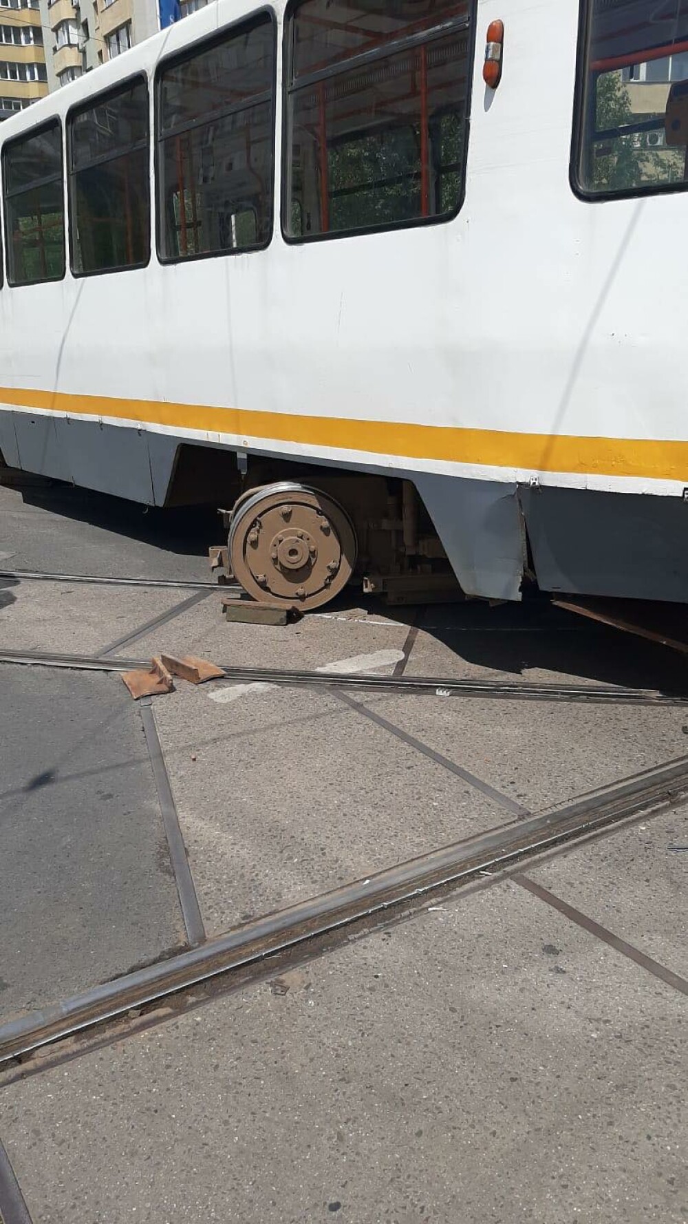 Un tramvai a deraiat și a lovit puternic un autoturism, într-o intersecție din București - Imaginea 4
