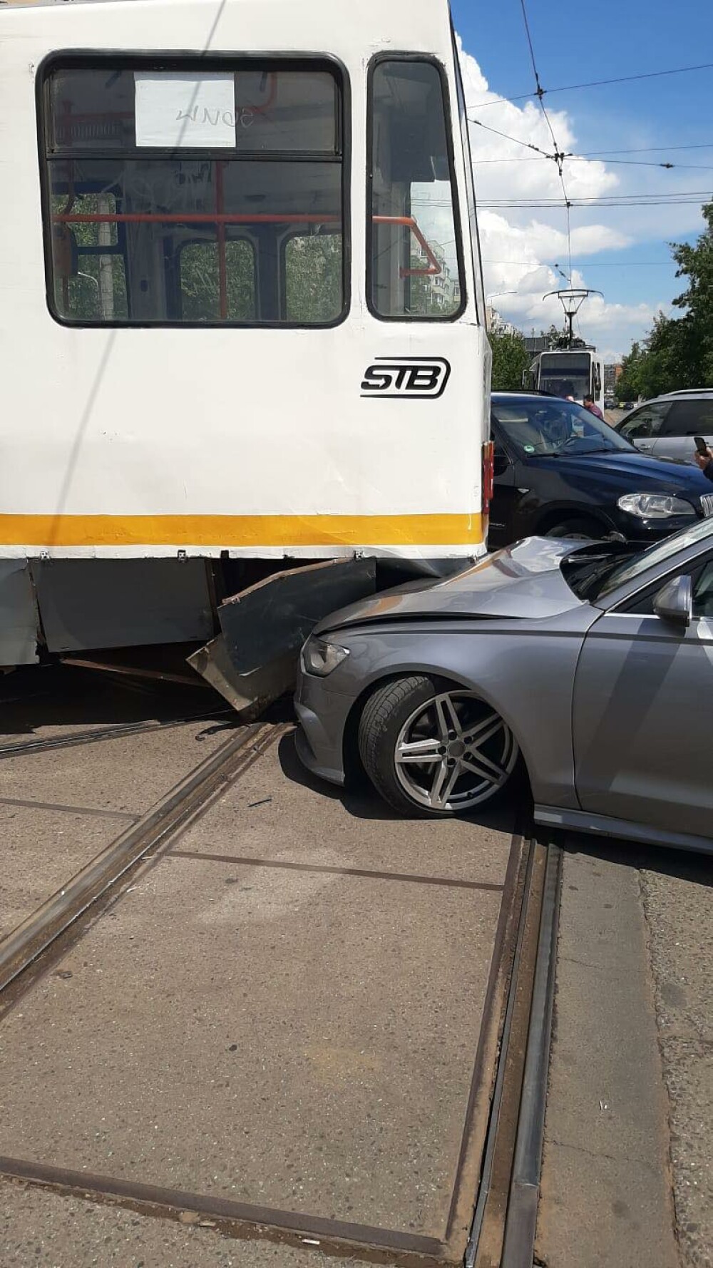 Un tramvai a deraiat și a lovit puternic un autoturism, într-o intersecție din București - Imaginea 5