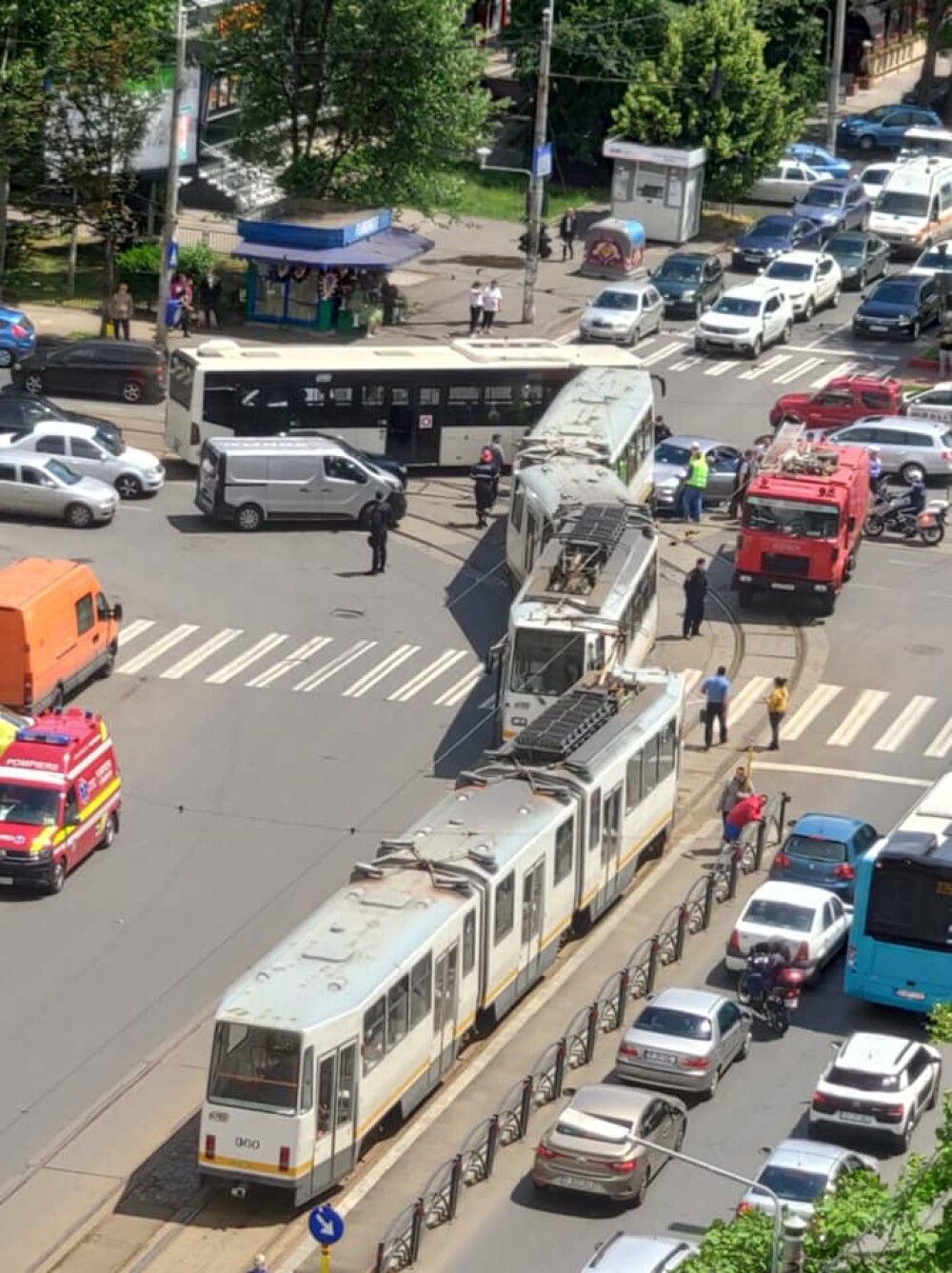 Un tramvai a deraiat și a lovit puternic un autoturism, într-o intersecție din București - Imaginea 6